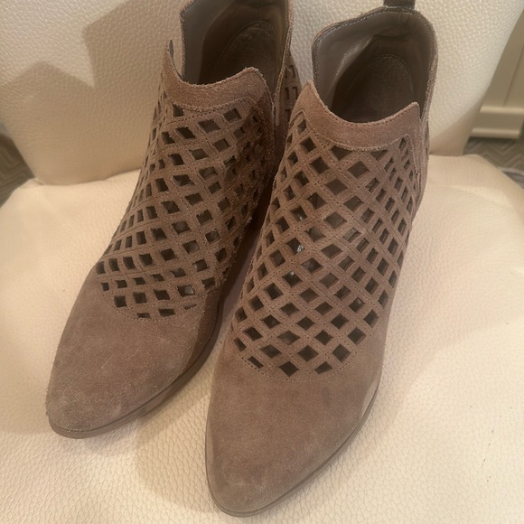 Crown Vintage 8.5 EUC Taupe Suede Booties Cut Out Closed Toe Chunky Heel - Picture 1 of 9